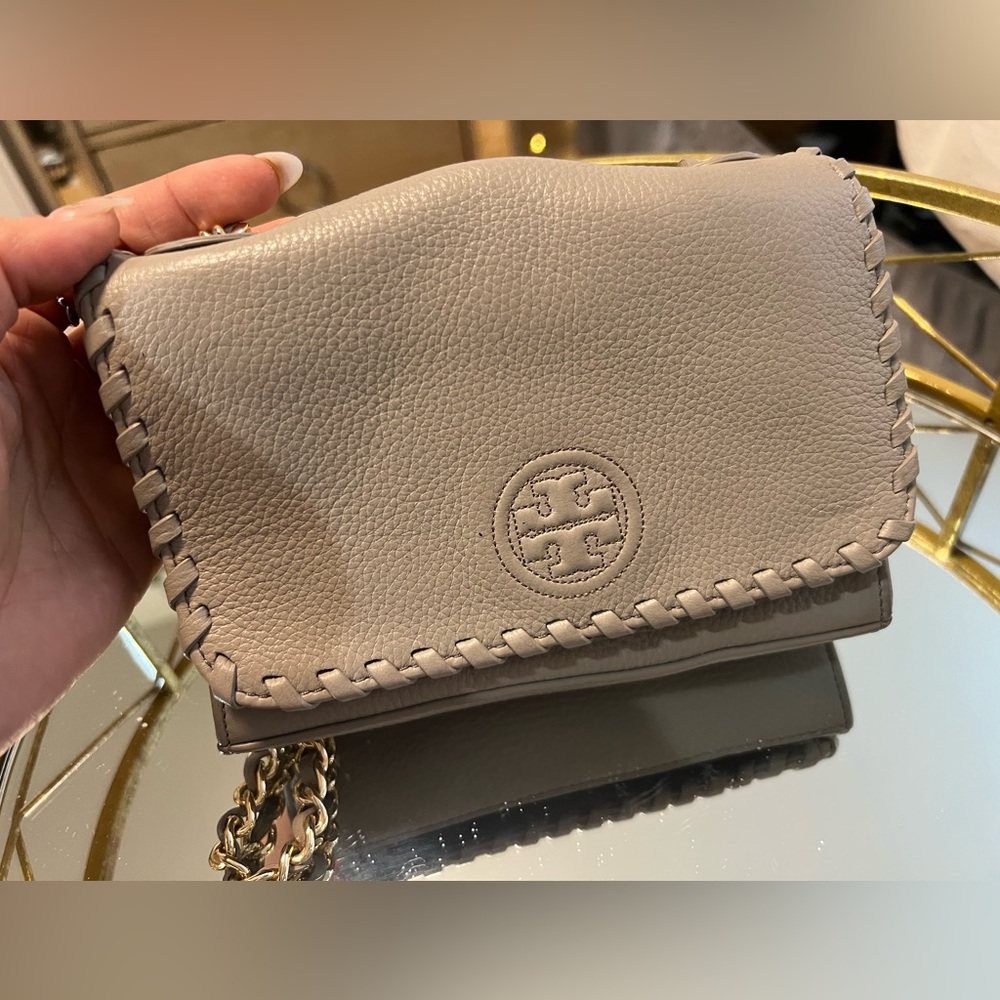 Small lightly used taupe Tory Birch purse